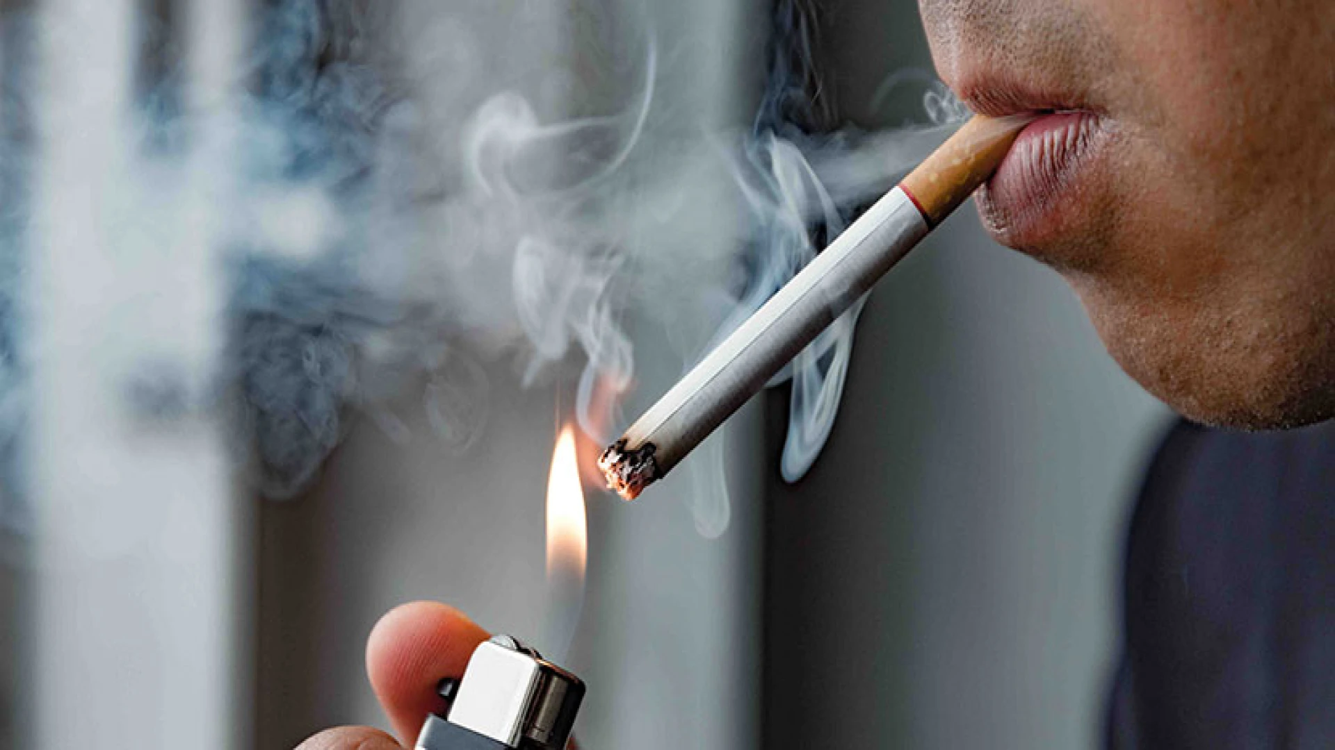 Bau Asap Rokok Membandel di Baju? Ini 6 Cara Menghilangkannya