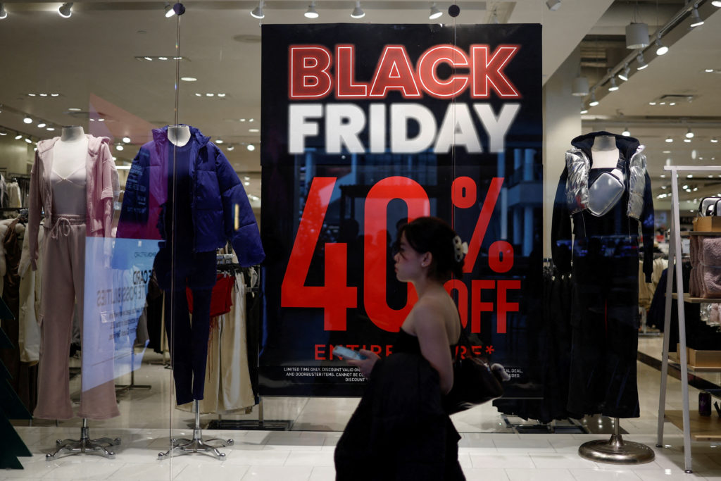 Black Friday di Dunia Fashion Lokal: Panduan Belanja Cerdas Biar Gaya Tetap Maksimal!