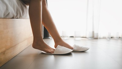 Catat! Fakta dan Etika Memakai Sandal Hotel