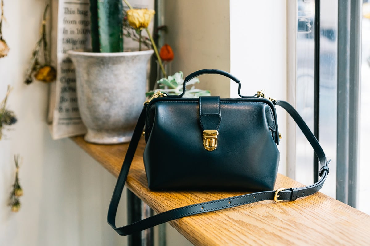 Elegan dan Fungsional, Ini Ciri Khas Doctor Bag yang Nggak Pernah Mati Gaya