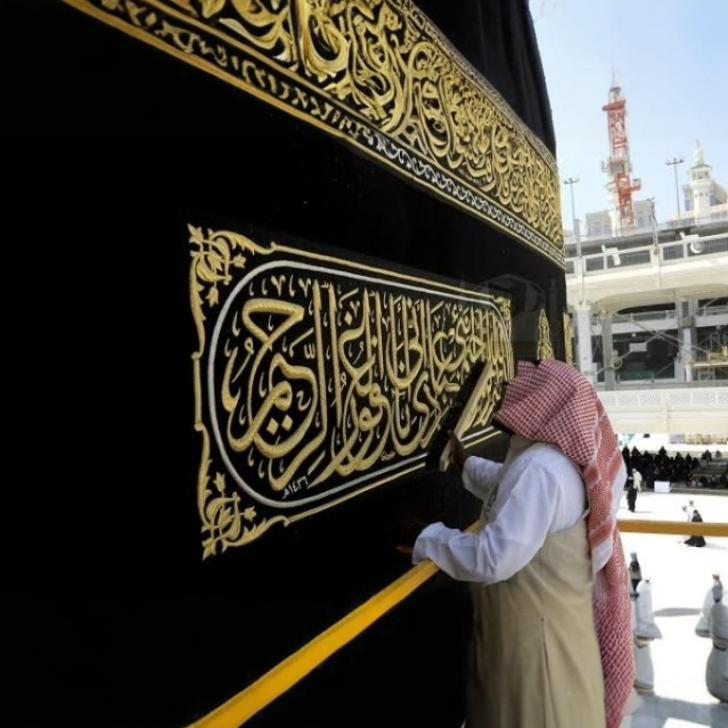 Mengintip Proses Penggantian Kiswah Ka'bah: Fakta, Biaya, dan Materialnya