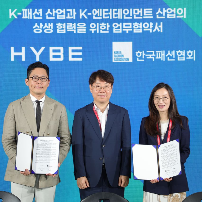 Saat Idol Jadi Inspiration Wear: HYBE x Korea Fashion Association Bikin Gebrakan Baru!