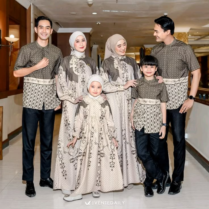 Selalu Hadirkan Kebersamaan, Ini 5 Fakta Menarik Tentang Baju Sarimbit 